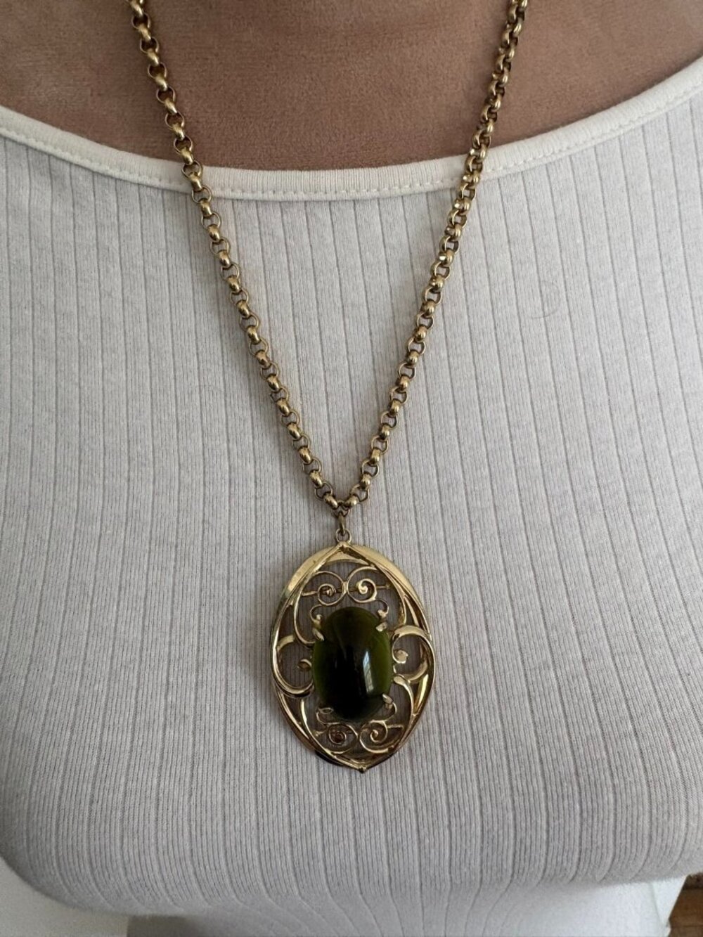 Vintage Whiting & Davis Gold Tone Olive Green Glass Cabochon Pendant Necklace 19
